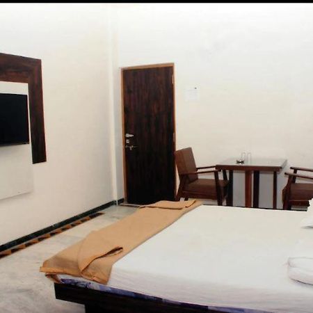 Hotel Central Park Ulhasnagar Bagian luar foto