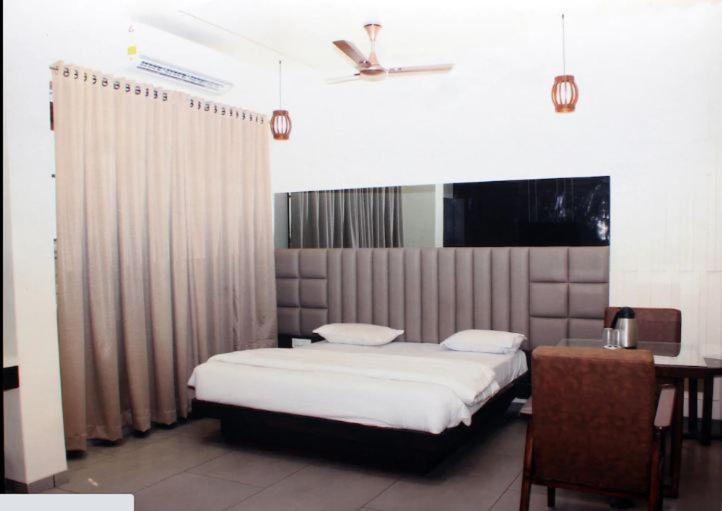 Hotel Central Park Ulhasnagar Bagian luar foto